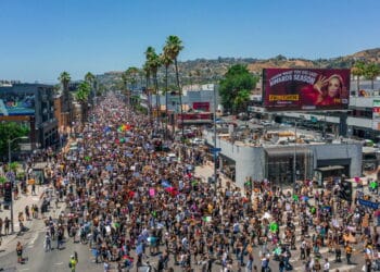 Polícia interrompe protesto contra Trump em Los Angeles; manifestantes pediam impeachment