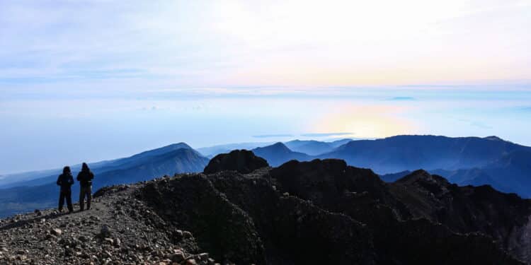 Após morte de Juliana, trilha do Monte Rinjani é reaberta e outro turista cai no local