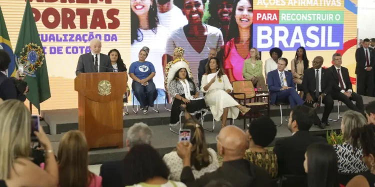 7 em cada 10 universitários são da rede pública, diz IBGE