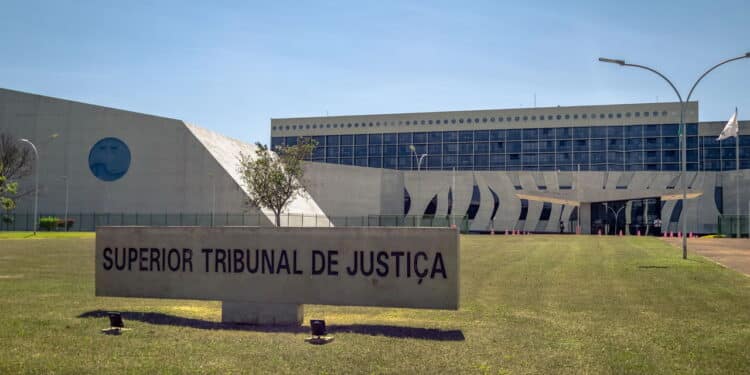 Allan dos Santos é absolvido pelo STJ em ação judicial de cineasta