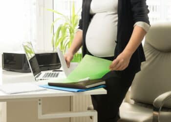 Justiça condena gigante do setor alimentício após funcionária perder bebês no trabalho