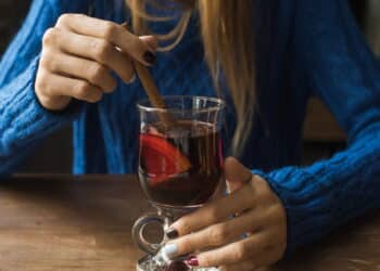 Veja 3 diferenças entre vinho quente e quentão e qual faz menos mal à dieta