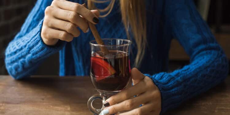 Veja 3 diferenças entre vinho quente e quentão e qual faz menos mal à dieta