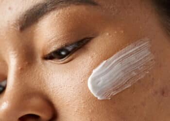 O melhor sérum e creme antirruga para manter a pele jovem