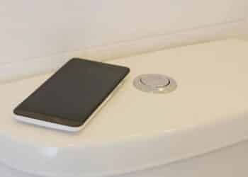 Você leva o celular pro banheiro? Esse erro pode custar sua saúde e causar sérios problemas