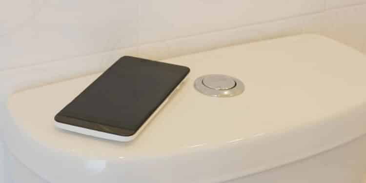 Você leva o celular pro banheiro? Esse erro pode custar sua saúde e causar sérios problemas