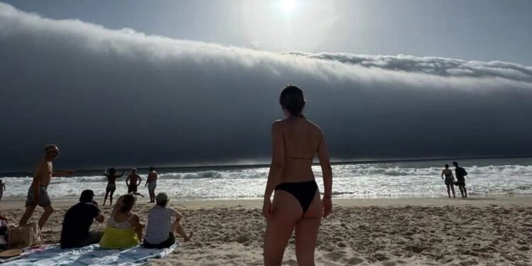 Vídeo impressionante mostra nuvem rolo rara que ressurge após 20 anos; veja
