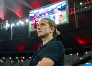 Bastidores: diretoria do Flamengo desaprova atitude de Filipe Luís; entenda