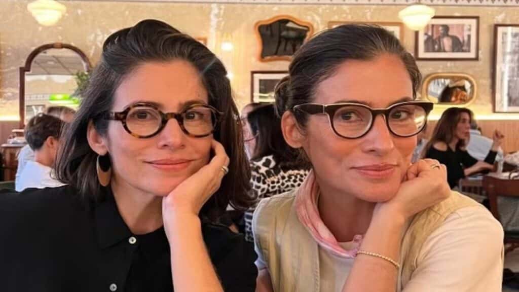 Irmã gêmea de Renata Vasconcellos faz rara aparição e web confunde identidade das duas; veja