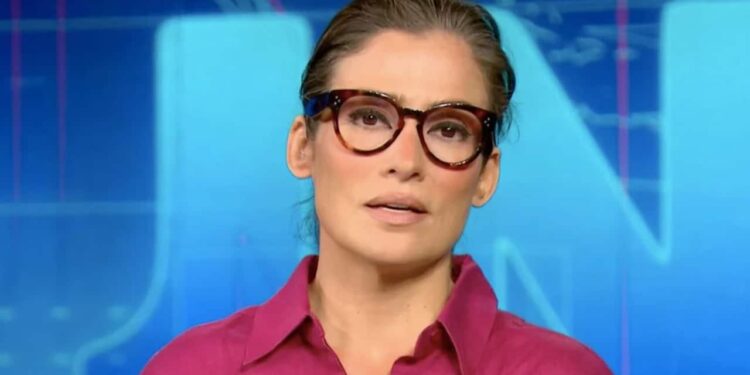 Irmã gêmea de Renata Vasconcellos faz rara aparição e web confunde identidade das duas; veja