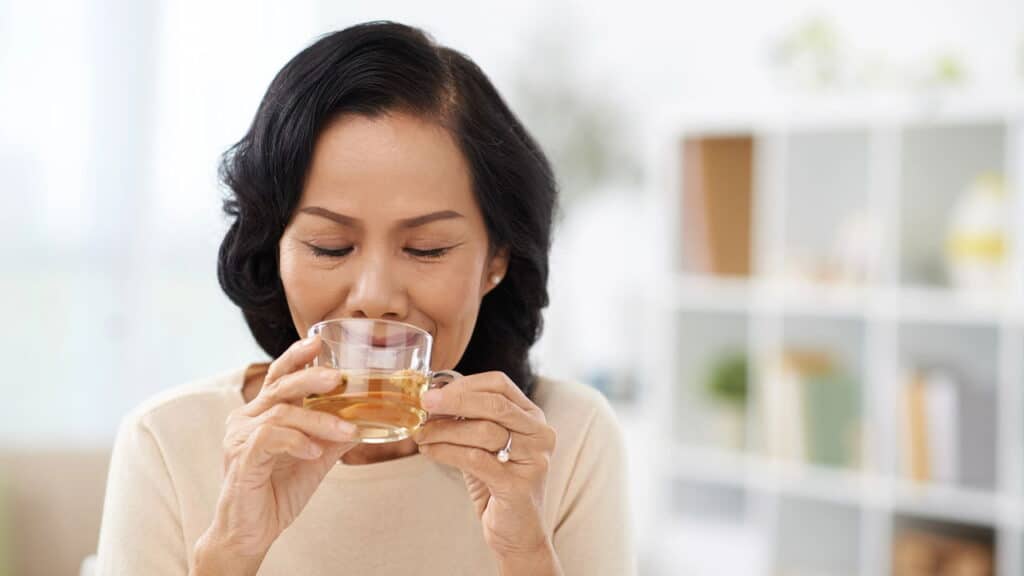 Esqueça o café: conheça o chá que mantém você acordado e com memória afiada