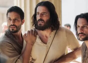 Ator de The Chosen emagrece 11 kg para viver Jesus na cruz e visual impressiona os fãs