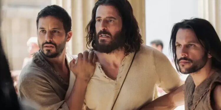 Ator de The Chosen emagrece 11 kg para viver Jesus na cruz e visual impressiona os fãs
