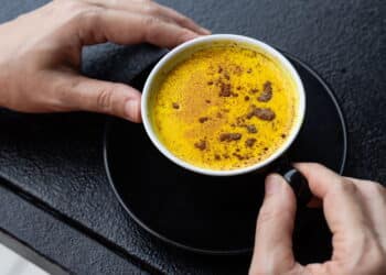 Adicione esse ingrediente ao café e turbine sua energia e foco naturalmente