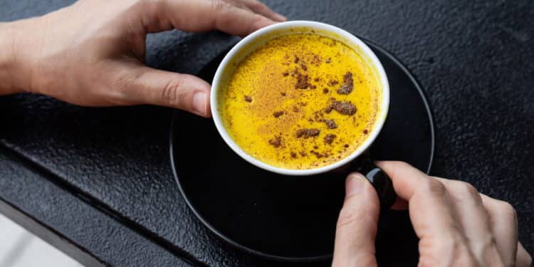 Adicione esse ingrediente ao café e turbine sua energia e foco naturalmente