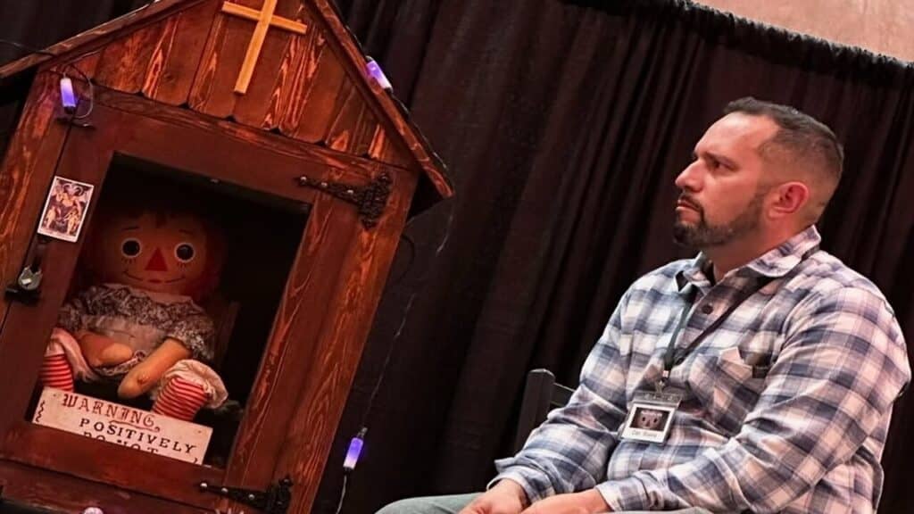 Morte de investigador em turnê com boneca Annabelle choca fãs do terror; entenda o caso