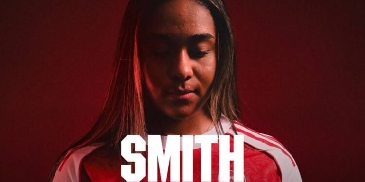 Maior contratação da história do futebol feminino: Arsenal anuncia Olivia Smith; veja valores