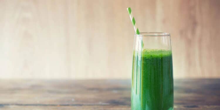 Detox poderoso: essa receita de suco verde ajuda a secar barriga e elimina toxinas