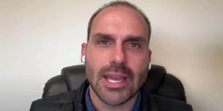 Eduardo Bolsonaro quebra o silêncio após ação da PF na casa do pai