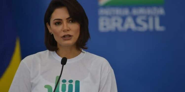 Após operação contra Bolsonaro, reação de Michelle chama atenção nas redes
