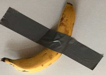 Famosa obra de arte milionária com banana vira lanche de visitante em museu; entenda