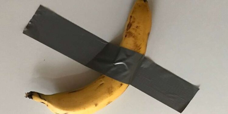 Famosa obra de arte milionária com banana vira lanche de visitante em museu; entenda