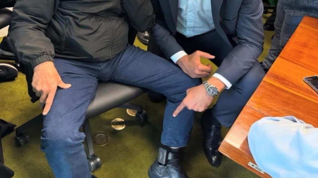 Bolsonaro exibe tornozeleira na Câmara e desabafa: "Máxima humilhação"; veja