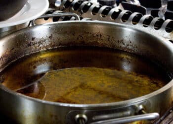 Descarte de óleo de cozinha: este erro comum está destruindo o meio ambiente