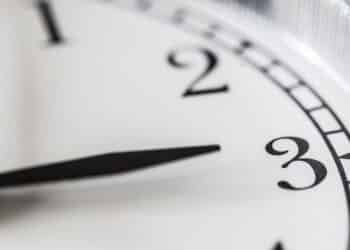 Por que tantas pessoas acordam às 3h? Ciência revela o que está por trás desse fenômeno misterioso
