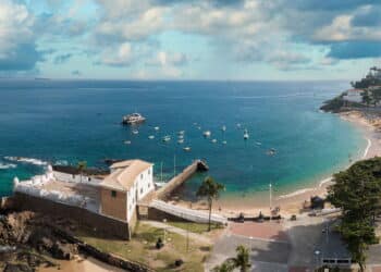Praia em Salvador com pôr do sol inesquecível está entre as melhores do planeta