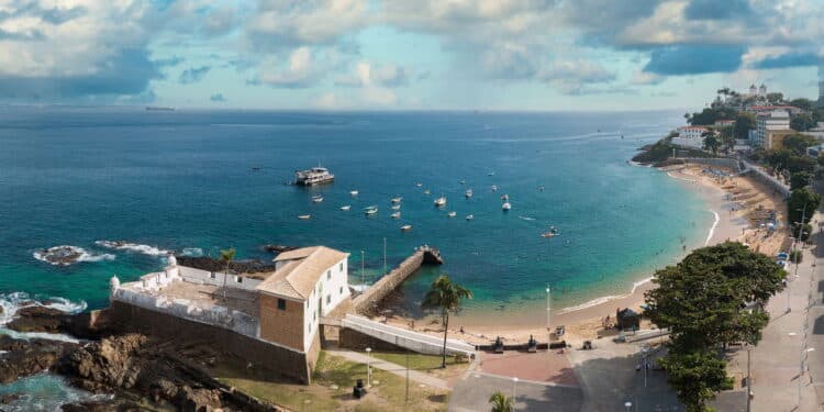 Praia em Salvador com pôr do sol inesquecível está entre as melhores do planeta