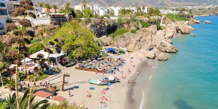 Turistas 'mal comportados' levam multa de mais de R$ 4 mil nesta famosa cidade; entenda