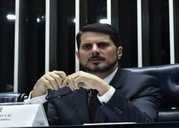 Marcos do Val ignora decisão de Moraes e vai aos EUA