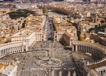 Vaticano se posiciona contra poligamia e poliamor e afirma que "um cônjuge é suficiente"