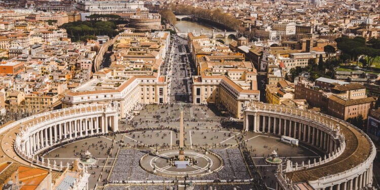 Vaticano se posiciona contra poligamia e poliamor e afirma que "um cônjuge é suficiente"