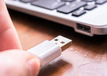 O segredo por trás dos 'buraquinhos' do cabo USB que quase ninguém conhece