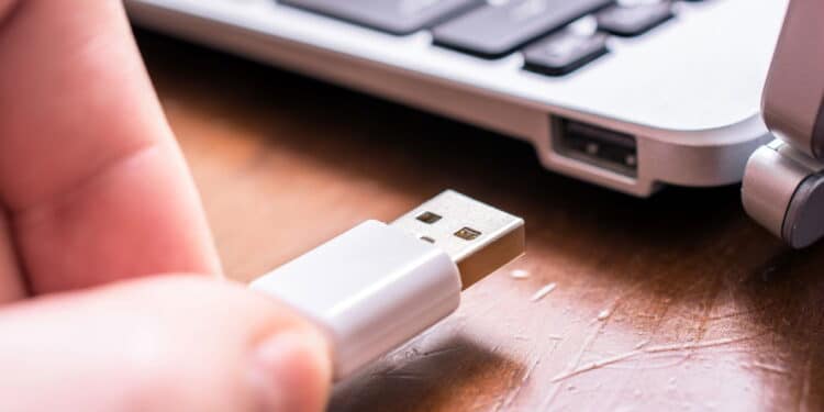 O segredo por trás dos 'buraquinhos' do cabo USB que quase ninguém conhece