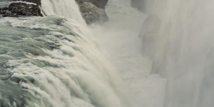Conheça a maior cachoeira do mundo: são mais de 3 mil metros de pura beleza natural