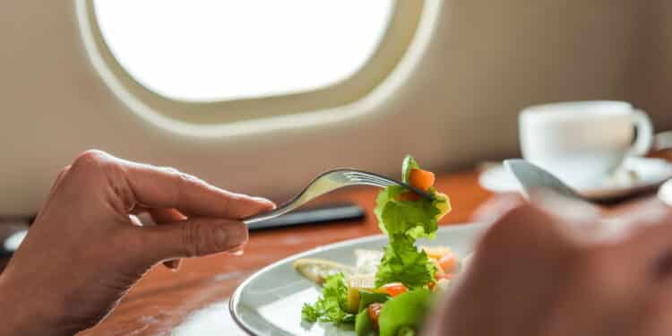 Vai viajar de avião? Veja o que você nunca deve comer antes ou durante um voo