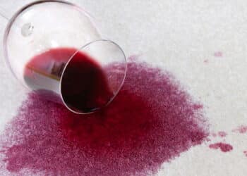 Manchou a roupa com vinho? Veja os melhores truques caseiros para remover