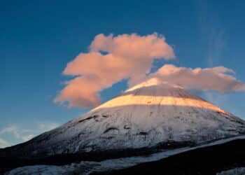 Vulcão entra em erupção após forte terremoto na Rússia e assusta moradores