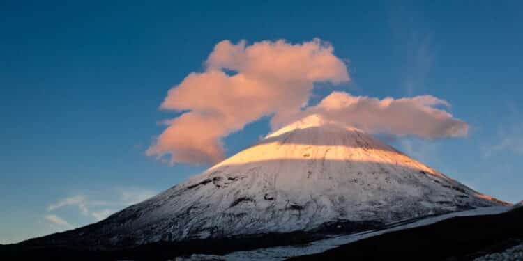 Vulcão entra em erupção após forte terremoto na Rússia e assusta moradores