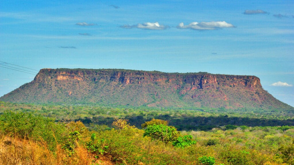 Explore trilhas entre o cerrado e mirantes e conheça este lugar mágico e escondido