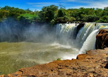 Explore trilhas entre o cerrado e mirantes e conheça este lugar mágico e escondido