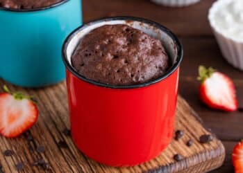 Brownie de caneca pronto em minutos: veja a receita fácil, rápida e deliciosa