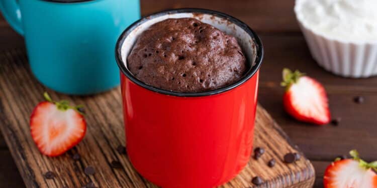 Brownie de caneca pronto em minutos: veja a receita fácil, rápida e deliciosa