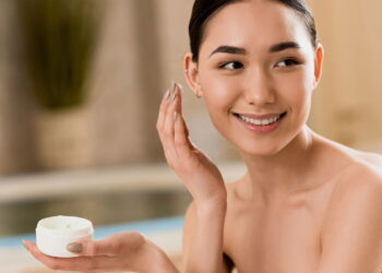 Essa receita de skincare caseiro com iogurte deixa a pele das famosas hidratada e sem olheiras