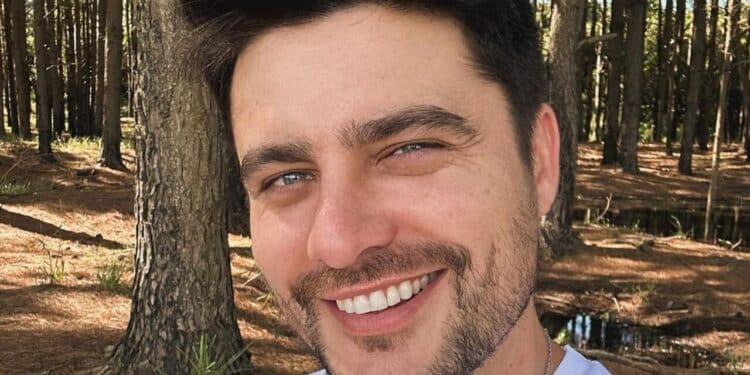Ex-galã da Globo surge irreconhecível após harmonização facial e choca fãs; veja antes e depois