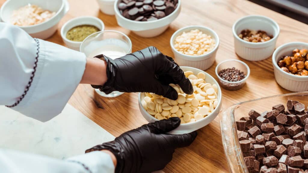 Chocolate ameaçado? Entenda a escassez de cacau e os impactos no mercado