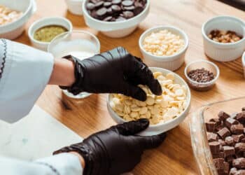 Chocolate ameaçado? Entenda a escassez de cacau e os impactos no mercado